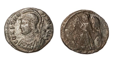 GAMBAR 2. KOIN FOLLIS TEMBAGA ROMAWI DARI MASA CONSTANTINE THE GREAT BERKENAAN DENGAN PERESMIAN KOTA CONSTANTINOPLE SEBAGIA IBUKOTA BARU KEKAISARAN ROMAWI PADA TAHUN 333 MASEHI. KOLEKSI AGUNG GUMILAR (INDONESIA) TAHUN 2026
